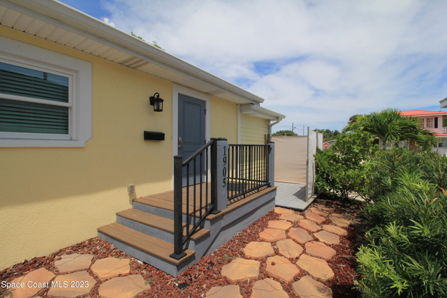 1905 Oak Street - Photo 1