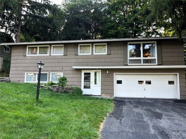 302 Oakridge Drive - Photo 1