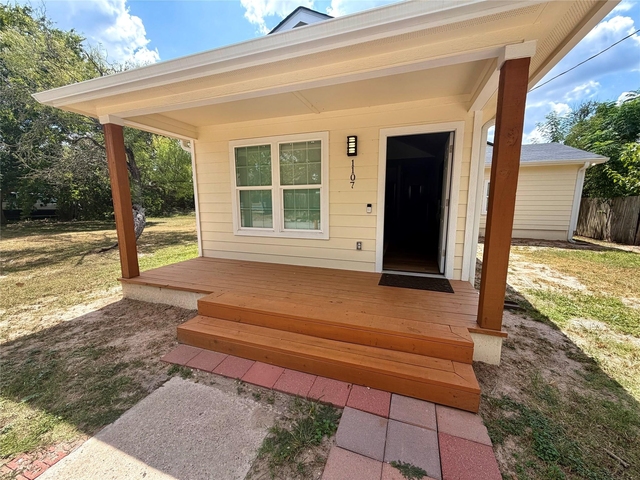 1107 Neches St - Photo 1