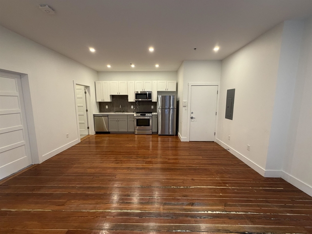 4 Elliot - Photo 1