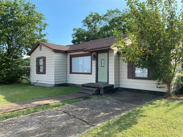 1910 N Travis Street - Photo 1
