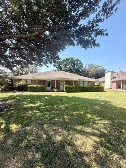106 Westpark Drive N - Photo 1
