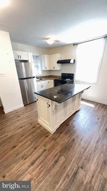 323 E Chestnut Street - Photo 1