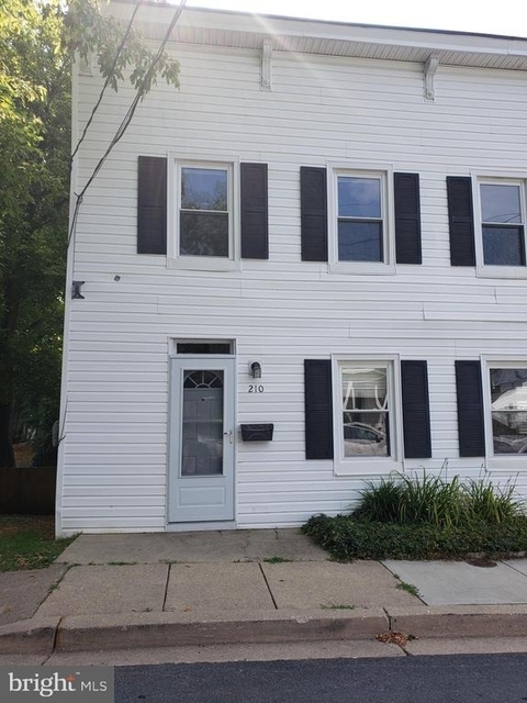 210 10th Street - Photo 1