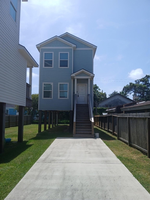 1115 32nd Street - Photo 1