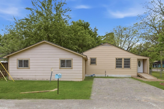 1109 E Walker Street - Photo 1