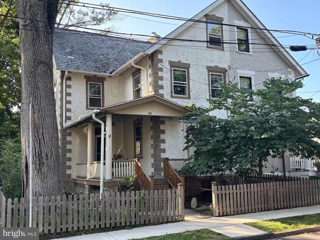 121 W Oakland Avenue - Photo 1