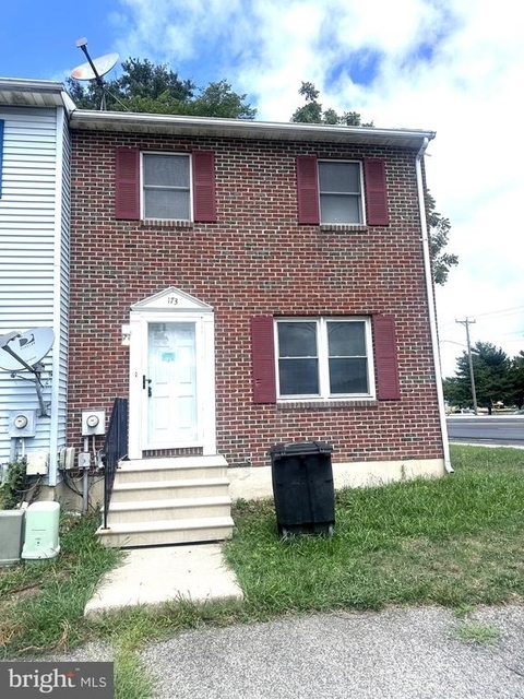173 Hampton Drive - Photo 1