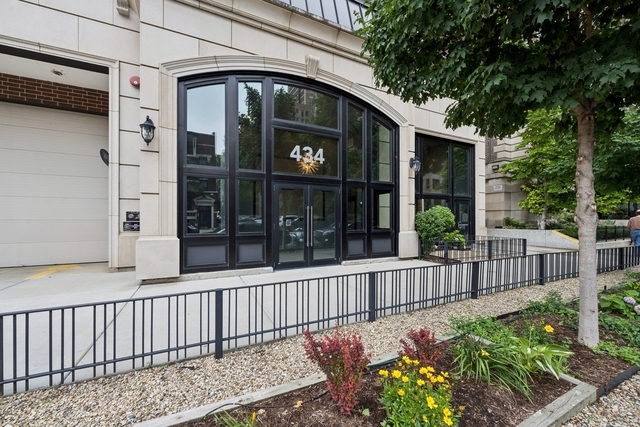 434 W Melrose Street - Photo 1