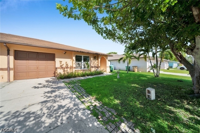 517 Se 23rd Place - Photo 1
