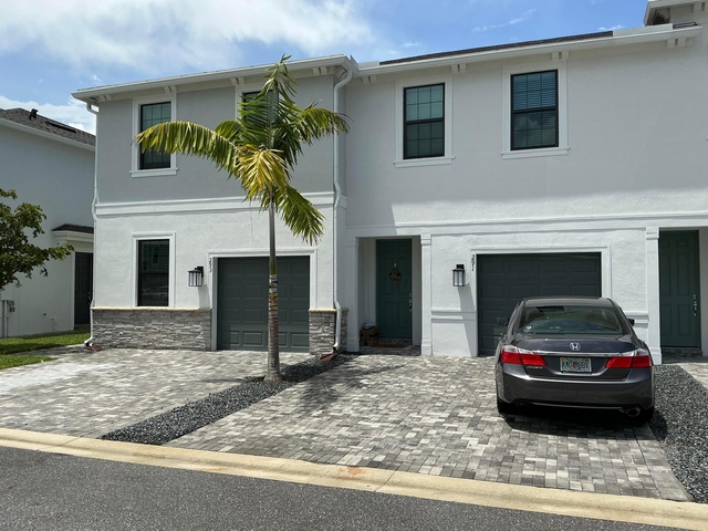 293 Sw Sally Way - Photo 1