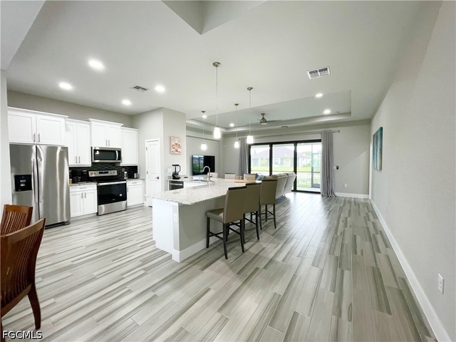 812 Sw 8th Place - Photo 1