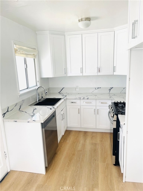 5754 Vineland Avenue - Photo 1