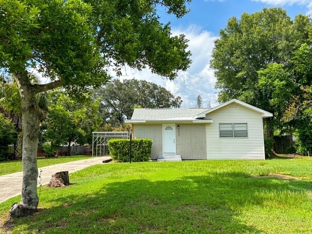 320 W Bullard Avenue - Photo 1