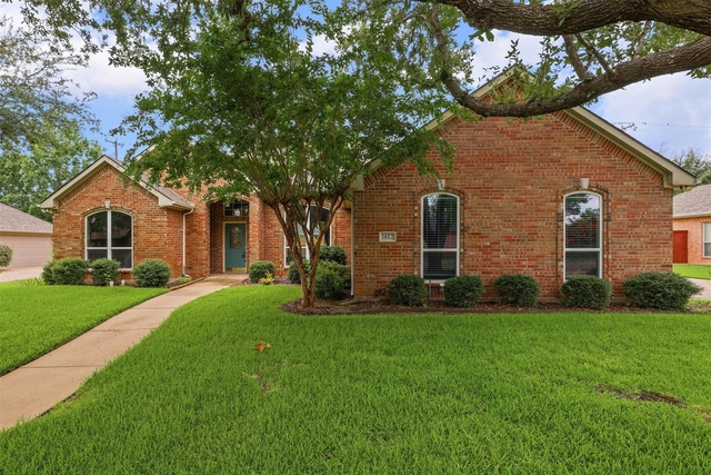 1612 Twin Oaks Drive - Photo 1