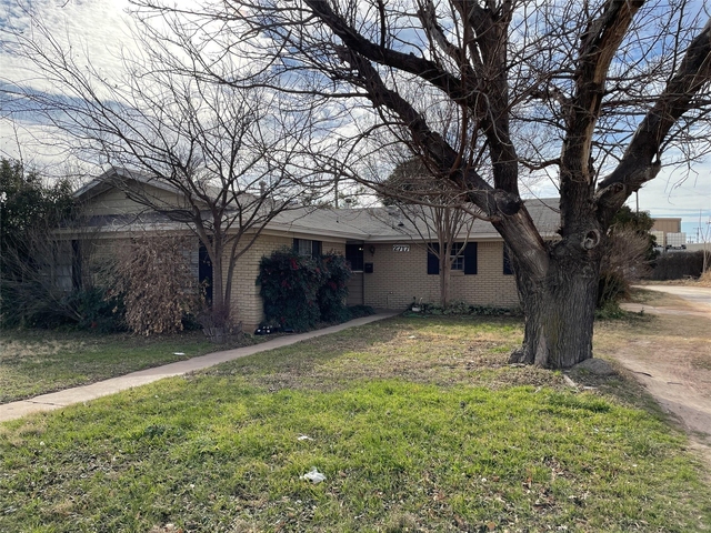 2717 S 41st Street - Photo 1