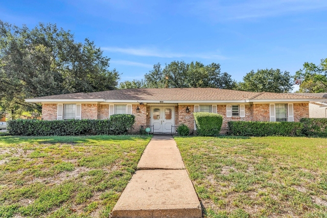 1400 Moss Rose Circle - Photo 1