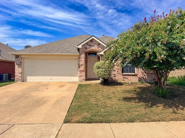 633 Canoe Way - Photo 1