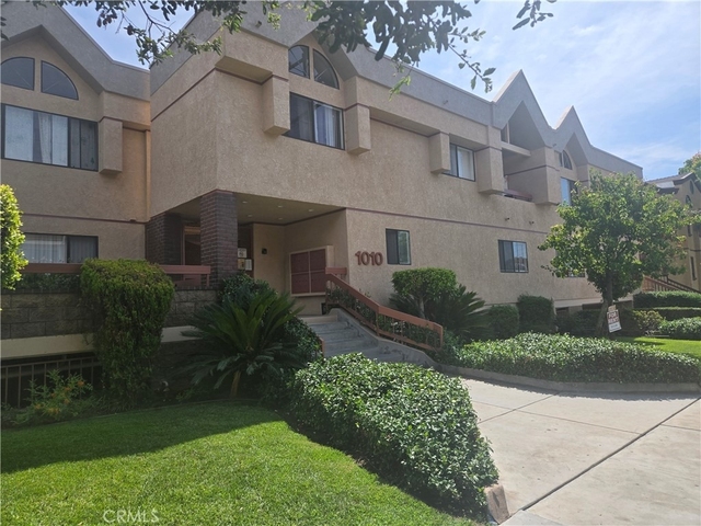 1010 E Maple - Photo 1
