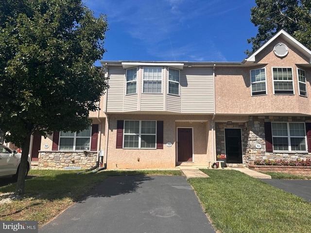 709 E Elm Street - Photo 1