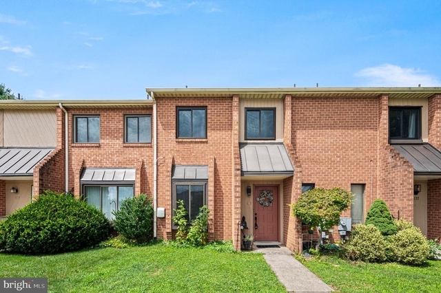 135 Caernarvon Court - Photo 1
