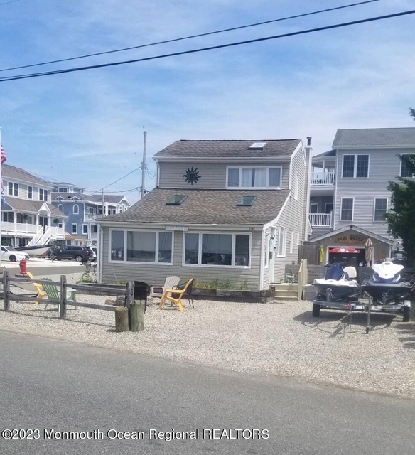 2100 S Bayview Avenue - Photo 1