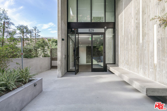 829 Larrabee Street - Photo 1
