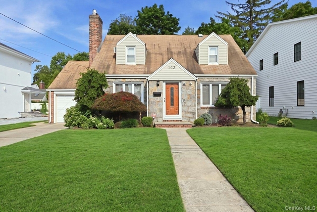 442 Langley Avenue - Photo 1