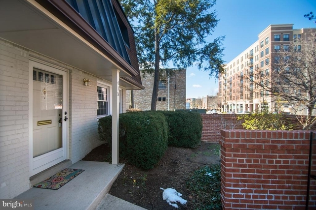 415 W Broad Street - Photo 1