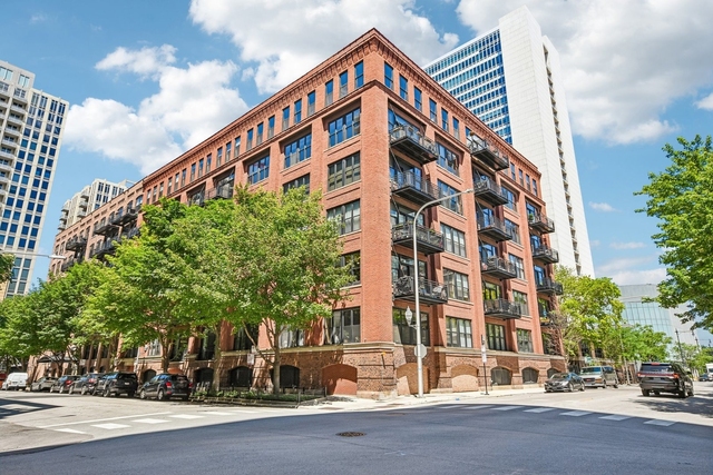 520 W Huron Street - Photo 1