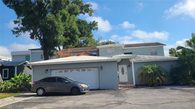 205 W Amelia Avenue - Photo 1