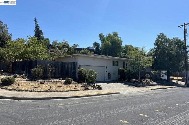 632 Shaddick - Photo 1