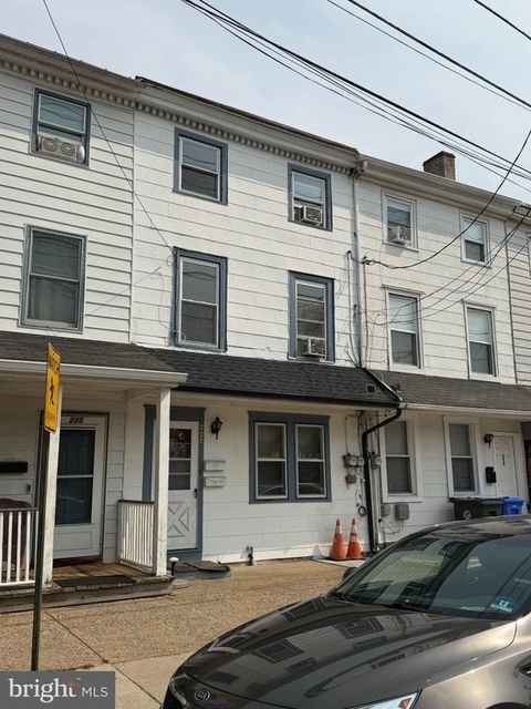227 E Broad - Photo 1