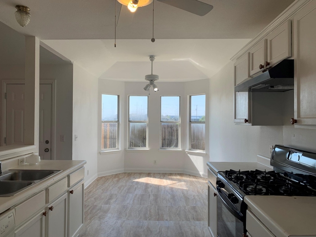 210 Evergreen Cir - Photo 1