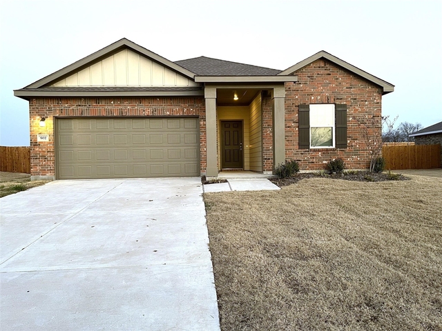 902 Lexington Lane - Photo 1