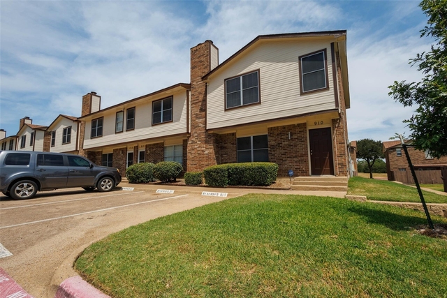 910 Cedar Terrace - Photo 1