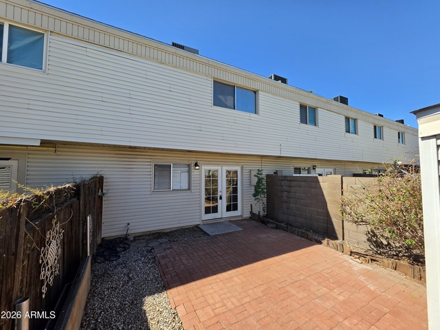 731 E Vaughn Drive - Photo 1