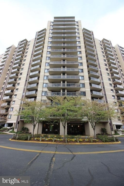 307 Yoakum Parkway - Photo 1