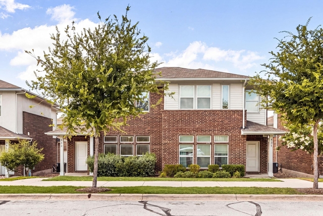 605 W South St - Photo 1