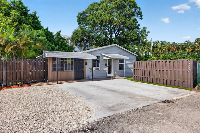 2702 Ne 9th Avenue - Photo 1
