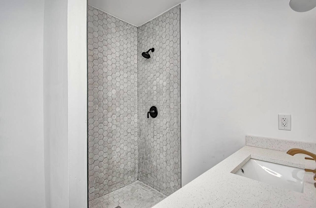 318 N E Street - Photo 1