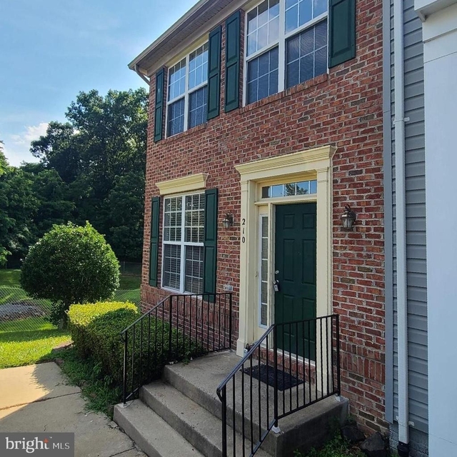 210 Hillside Court - Photo 1