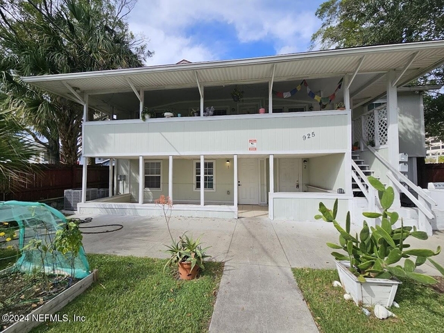 925 Phillips Street - Photo 1