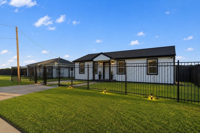 5233 Higgins Street - Photo 1