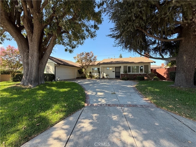 515 W Marbury - Photo 1