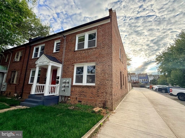 2920 8th Street Ne - Photo 1