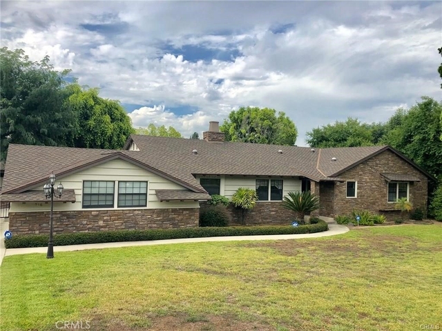 916 W Donington Street - Photo 1