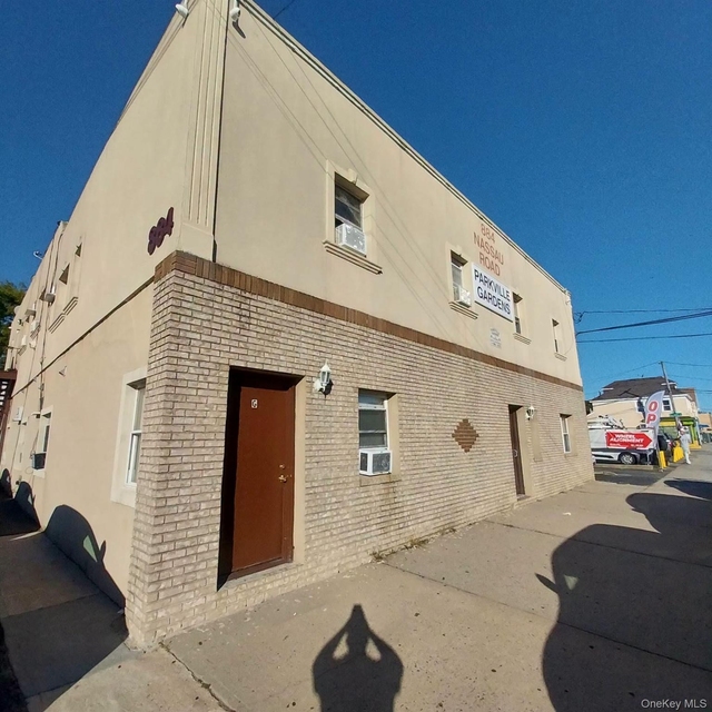 884 Nassau - Photo 1
