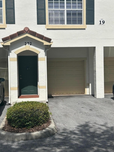 272 Se Kitching Circle - Photo 1