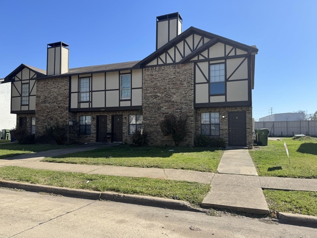 2802 Wimbledon Court - Photo 1